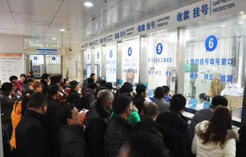 醫(yī)院排隊掛號人數過多
